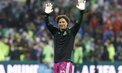 Guillermo Ochoa de México saluda previo a un partido de los dieciseisavos de final del Mundial de la FIFA 2026 entre México y Ecuador en el estadio Azteca​, en Ciudad de México (México). EFE/ Alex Cruz