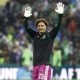 Guillermo Ochoa de México saluda previo a un partido de los dieciseisavos de final del Mundial de la FIFA 2026 entre México y Ecuador en el estadio Azteca​, en Ciudad de México (México). EFE/ Alex Cruz