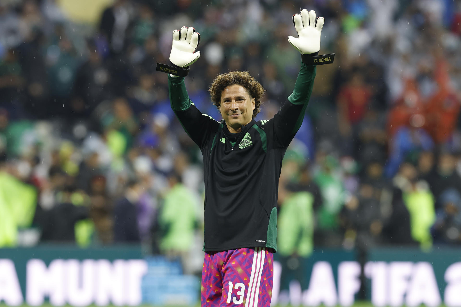 Guillermo Ochoa de México saluda previo a un partido de los dieciseisavos de final del Mundial de la FIFA 2026 entre México y Ecuador en el estadio Azteca​, en Ciudad de México (México). EFE/ Alex Cruz