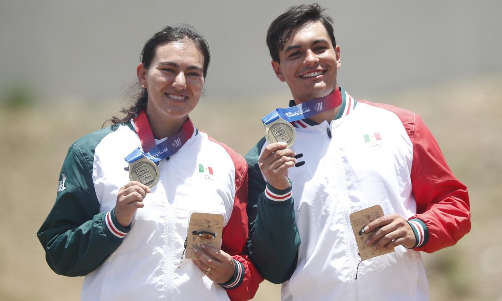 Alejandra Valencia (i) y Matias Grande de México posan al ganar medalla de oro en tiro con arco este miércoles, en Santo Domingo (República Dominicana). EFE/ Rodrigo Sura