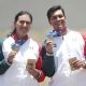 Alejandra Valencia (i) y Matias Grande de México posan al ganar medalla de oro en tiro con arco este miércoles, en Santo Domingo (República Dominicana). EFE/ Rodrigo Sura