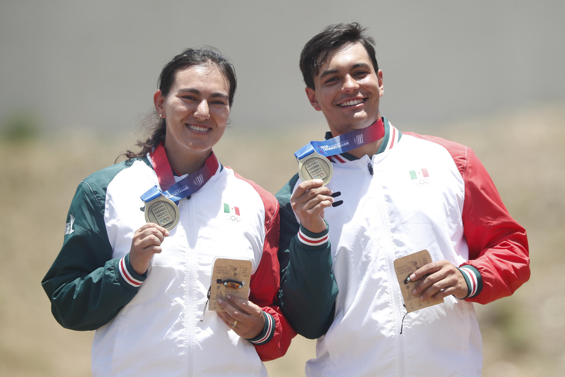 Alejandra Valencia (i) y Matias Grande de México posan al ganar medalla de oro en tiro con arco este miércoles, en Santo Domingo (República Dominicana). EFE/ Rodrigo Sura