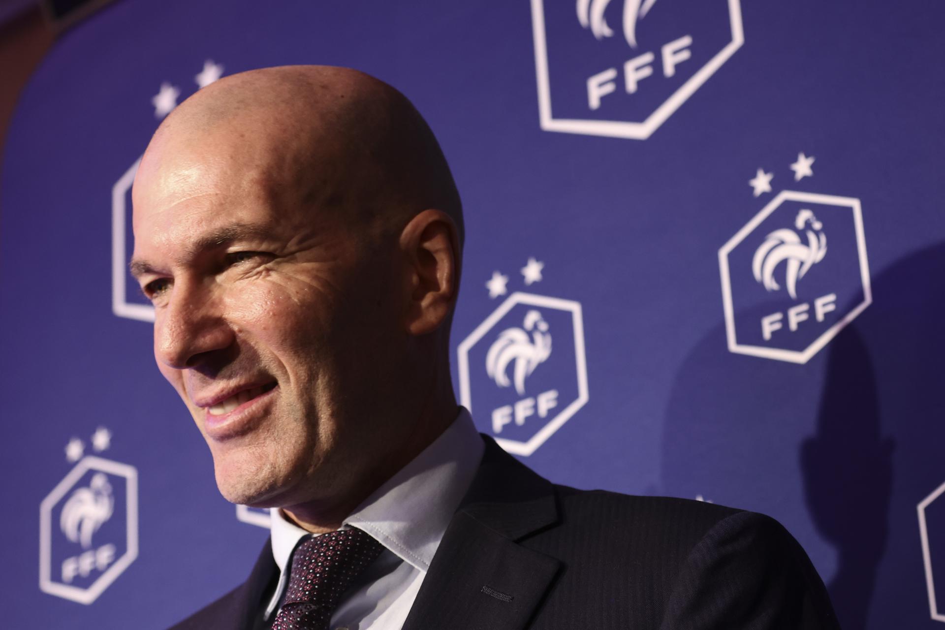 El nuevo seleccionador de Francia, el exfutbolista Zinedine Zidane, durante su presentación de este martes. EFE/TERESA SUAREZ