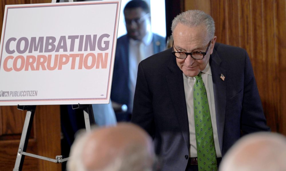 El líder de la mayoría demócrata en el Senado de Estados Unidos, Chuck Schumer, habla durante una conferencia de prensa este jueves en el Club de Prensa Nacional en Washington (EE.UU.). EFE/Lenin Nolly