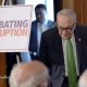 El líder de la mayoría demócrata en el Senado de Estados Unidos, Chuck Schumer, habla durante una conferencia de prensa este jueves en el Club de Prensa Nacional en Washington (EE.UU.). EFE/Lenin Nolly