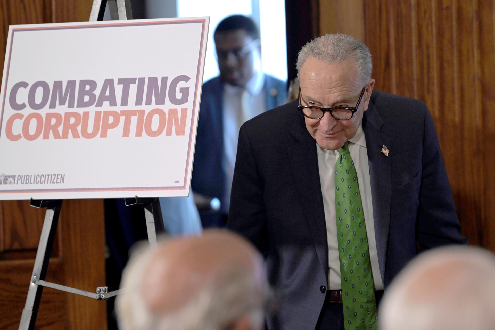 El líder de la mayoría demócrata en el Senado de Estados Unidos, Chuck Schumer, habla durante una conferencia de prensa este jueves en el Club de Prensa Nacional en Washington (EE.UU.). EFE/Lenin Nolly