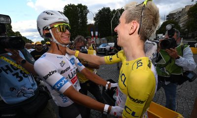 El ciclista mexicano Isaac del Toro (i) y el ganador del Tour de Francia, su compañero en el UAE Tadej Pogacar (d), se saludan este domingo en París. EFE/ DARIO BELINGHERI / POOL