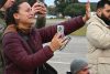 Voluntarios venezolanos despiden el avión Hércules que transporta ayuda humanitaria para Venezuela este sábado desde Montevideo (Uruguay). EFE/ Federico Gutiérrez