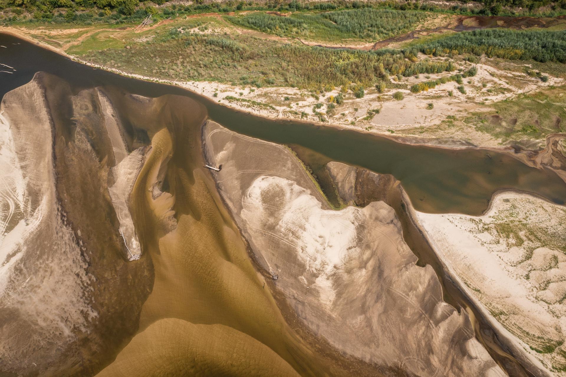 En la imagen de archivo, una imagen aérea tomada con un dron muestra el bajo nivel del agua en el río Vístula, a la altura de Zawadowska en Varsovia, Polonia. EFE/EPA/ANDRZEJ LANGE