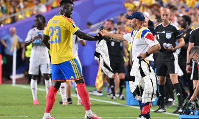 Davinson Sánchez, de Colombia (i), durante el partido de este viernes, correspondiente a los dieciseisavos de final del Mundial de Estados Unidos, México y Canadá, contra Ghana. EFE/ AMY KONTRAS