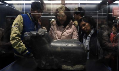 Personas recorren un museo durante la 'Larga Noche de Museos' que fue postergada debido a los conflictos sociales que afrontó Bolivia entre mayo y junio, en un "reencuentro" para disfrutar de más de 600 actividades culturales impulsadas por instituciones estatales y privadas este sábado, en La Paz (Bolivia). EFE/ Gabriel Márquez