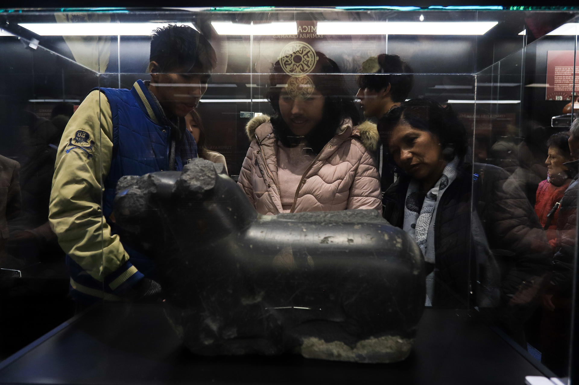Personas recorren un museo durante la 'Larga Noche de Museos' que fue postergada debido a los conflictos sociales que afrontó Bolivia entre mayo y junio, en un "reencuentro" para disfrutar de más de 600 actividades culturales impulsadas por instituciones estatales y privadas este sábado, en La Paz (Bolivia). EFE/ Gabriel Márquez