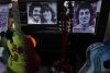 Fotografía de archivo, tomada en septiembre de 2023, en la que se registró un grupo de guitarras decoradas junto imágenes de Víctor Jara, durante un acto en honor al legendario e inmolado cantautor chileno, en Santiago de Chile. EFE/Javier Martín Rodríguez
