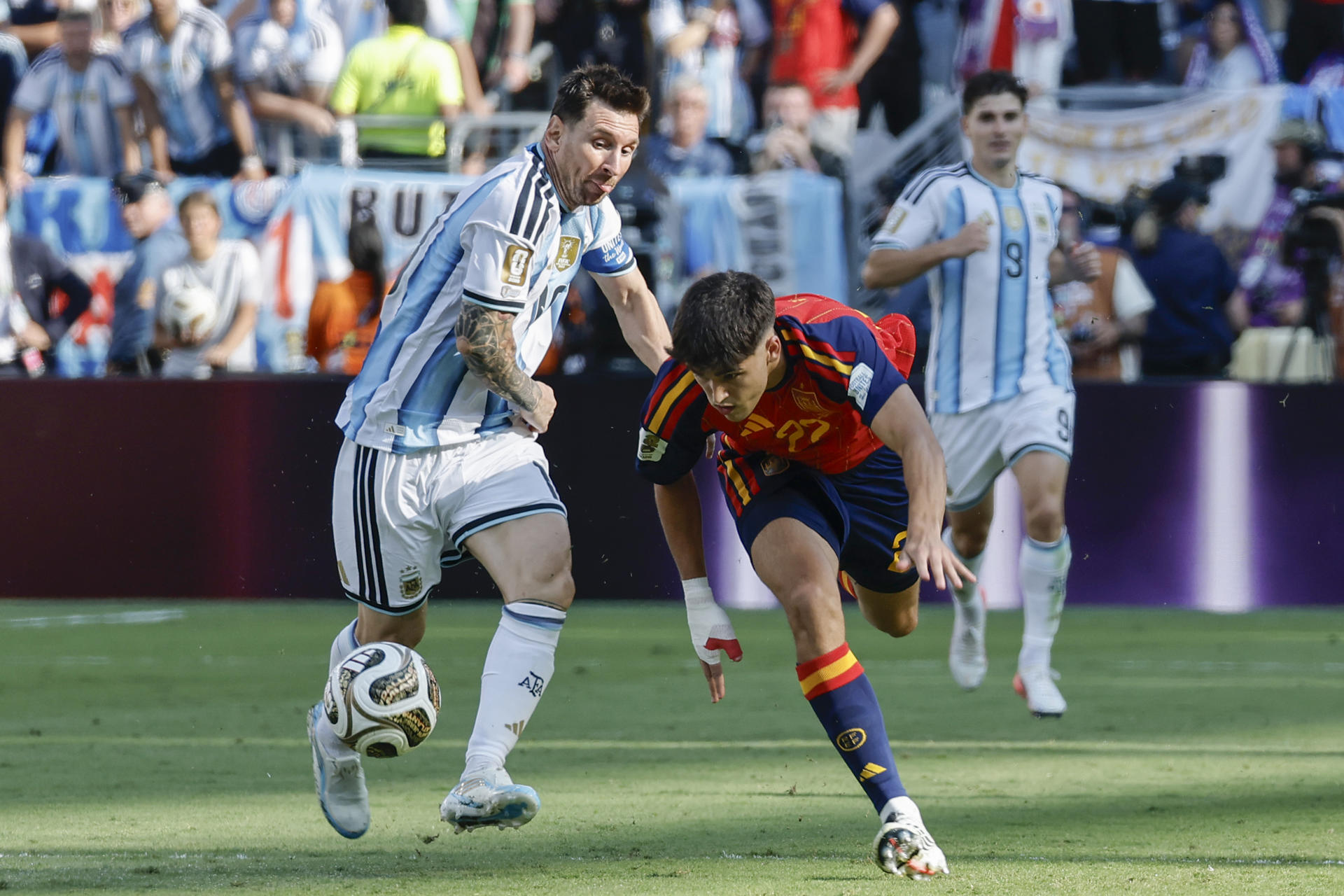 Pau Cubarsí (d) de España disputa el balón con Lionel Messi de Argentina en la final del Mundial de la FIFA 2026 entre España y Argentina en el estadio MetLife en East Rutherford (NJ, EE.UU.). EFE/ Lavandeira Jr