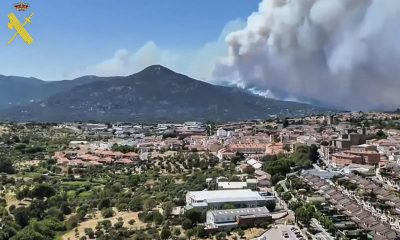 Captura de un video facilitado por la Guardia Civil, de la evolución del incendio en el suroeste de la Comunidad de Madrid. La dirección del operativo desplegado para extinguir los incendios que afectan al suroeste de la Comunidad de Madrid ha ordenado el desalojo de otros dos municipios, los de Navalagamella, de unos 3.200 habitantes, y Zarzalejo, de unos 2.000, ha informado el delegado del Gobierno en Madrid, Francisco Martín. El delegado ha advertido de que el fuego se dirige ahora hacia la zona de El Escorial y ha anunciado que la UME va a establecer las líneas de defensa para proteger este municipio; El Escorial en primer lugar y después San Lorenzo. EFE/Guardia Civil -SÓLO USO EDITORIAL/SOLO USO PERMITIDO PARA ILUSTRAR LA NOTICIA QUE APARECE EN EL PIE DE FOTO (CRÉDITO OBLIGATORIO)-