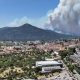 Captura de un video facilitado por la Guardia Civil, de la evolución del incendio en el suroeste de la Comunidad de Madrid. La dirección del operativo desplegado para extinguir los incendios que afectan al suroeste de la Comunidad de Madrid ha ordenado el desalojo de otros dos municipios, los de Navalagamella, de unos 3.200 habitantes, y Zarzalejo, de unos 2.000, ha informado el delegado del Gobierno en Madrid, Francisco Martín. El delegado ha advertido de que el fuego se dirige ahora hacia la zona de El Escorial y ha anunciado que la UME va a establecer las líneas de defensa para proteger este municipio; El Escorial en primer lugar y después San Lorenzo. EFE/Guardia Civil -SÓLO USO EDITORIAL/SOLO USO PERMITIDO PARA ILUSTRAR LA NOTICIA QUE APARECE EN EL PIE DE FOTO (CRÉDITO OBLIGATORIO)-