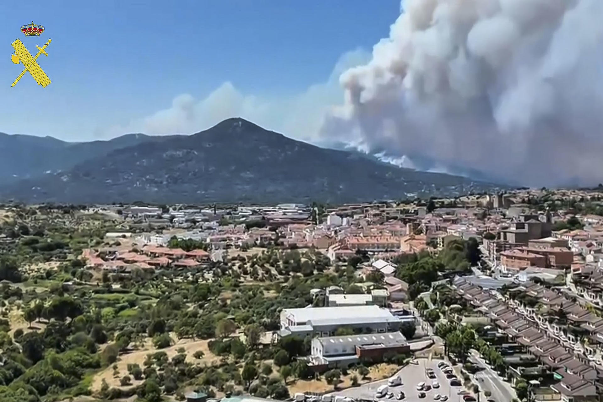 Captura de un video facilitado por la Guardia Civil, de la evolución del incendio en el suroeste de la Comunidad de Madrid. La dirección del operativo desplegado para extinguir los incendios que afectan al suroeste de la Comunidad de Madrid ha ordenado el desalojo de otros dos municipios, los de Navalagamella, de unos 3.200 habitantes, y Zarzalejo, de unos 2.000, ha informado el delegado del Gobierno en Madrid, Francisco Martín. El delegado ha advertido de que el fuego se dirige ahora hacia la zona de El Escorial y ha anunciado que la UME va a establecer las líneas de defensa para proteger este municipio; El Escorial en primer lugar y después San Lorenzo. EFE/Guardia Civil -SÓLO USO EDITORIAL/SOLO USO PERMITIDO PARA ILUSTRAR LA NOTICIA QUE APARECE EN EL PIE DE FOTO (CRÉDITO OBLIGATORIO)-