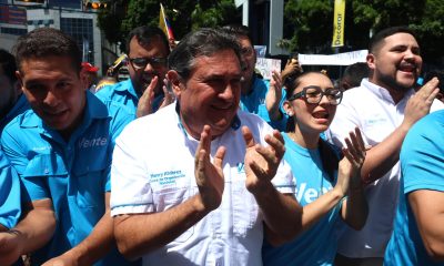 El abogado, expreso político y coordinador nacional de Organización del partido VENTE, Henry Alviarez (c), participa en una manifestación este martes, en Caracas (Venezuela). EFE/ Miguel Gutiérrez