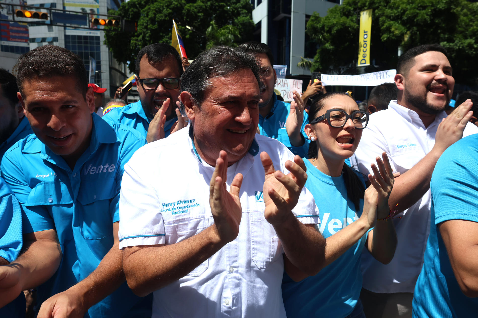 El abogado, expreso político y coordinador nacional de Organización del partido VENTE, Henry Alviarez (c), participa en una manifestación este martes, en Caracas (Venezuela). EFE/ Miguel Gutiérrez