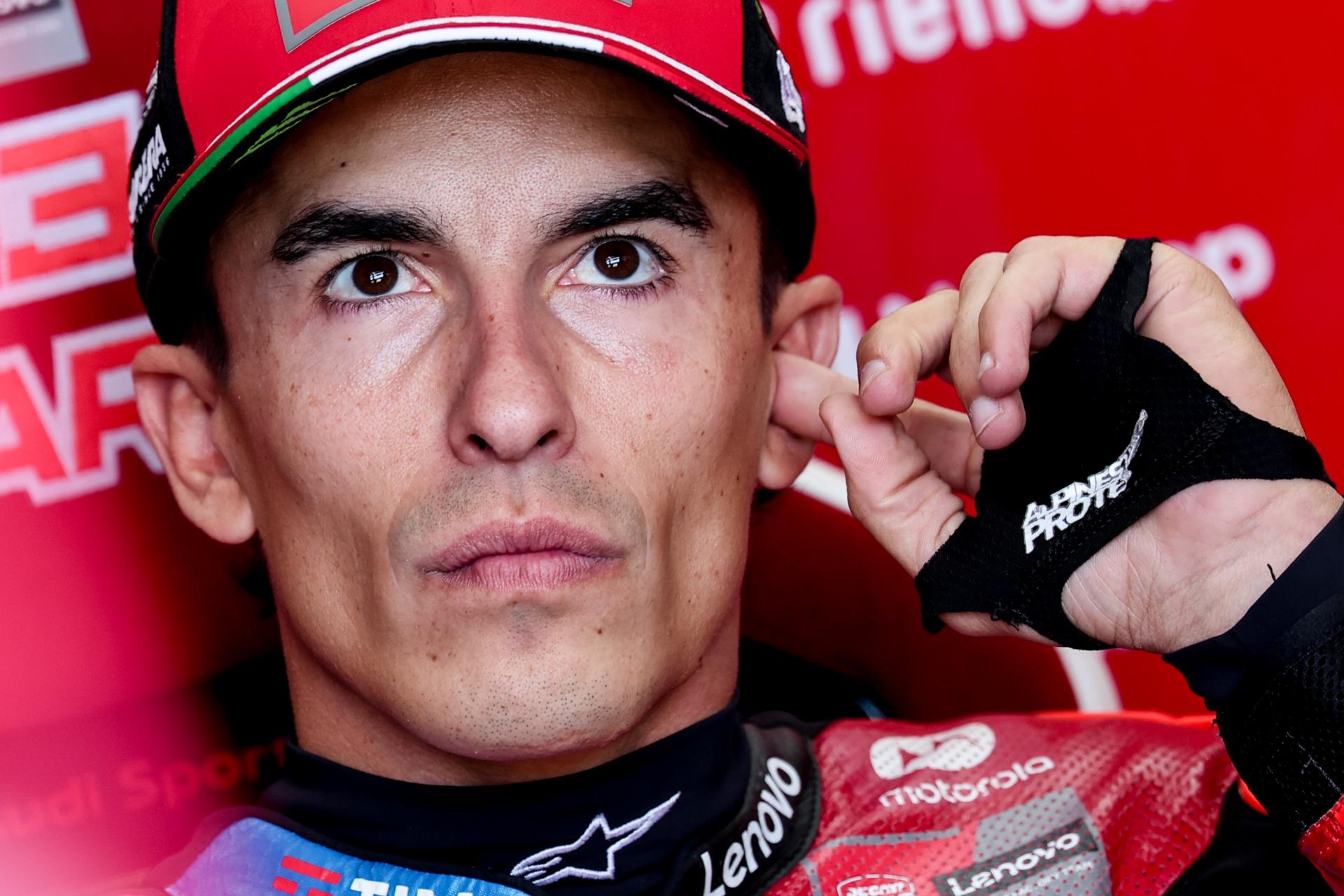 Márquez (Ducati Desmosedici GP26) ha sumado su novena 'pole position' y un nuevo récord absoluto en el circuito de Sachsenring, escenario del Gran Premio de Alemania de MotoGP, con una estrategia distinta a todos sus rivales. EFE/FILIP SINGER