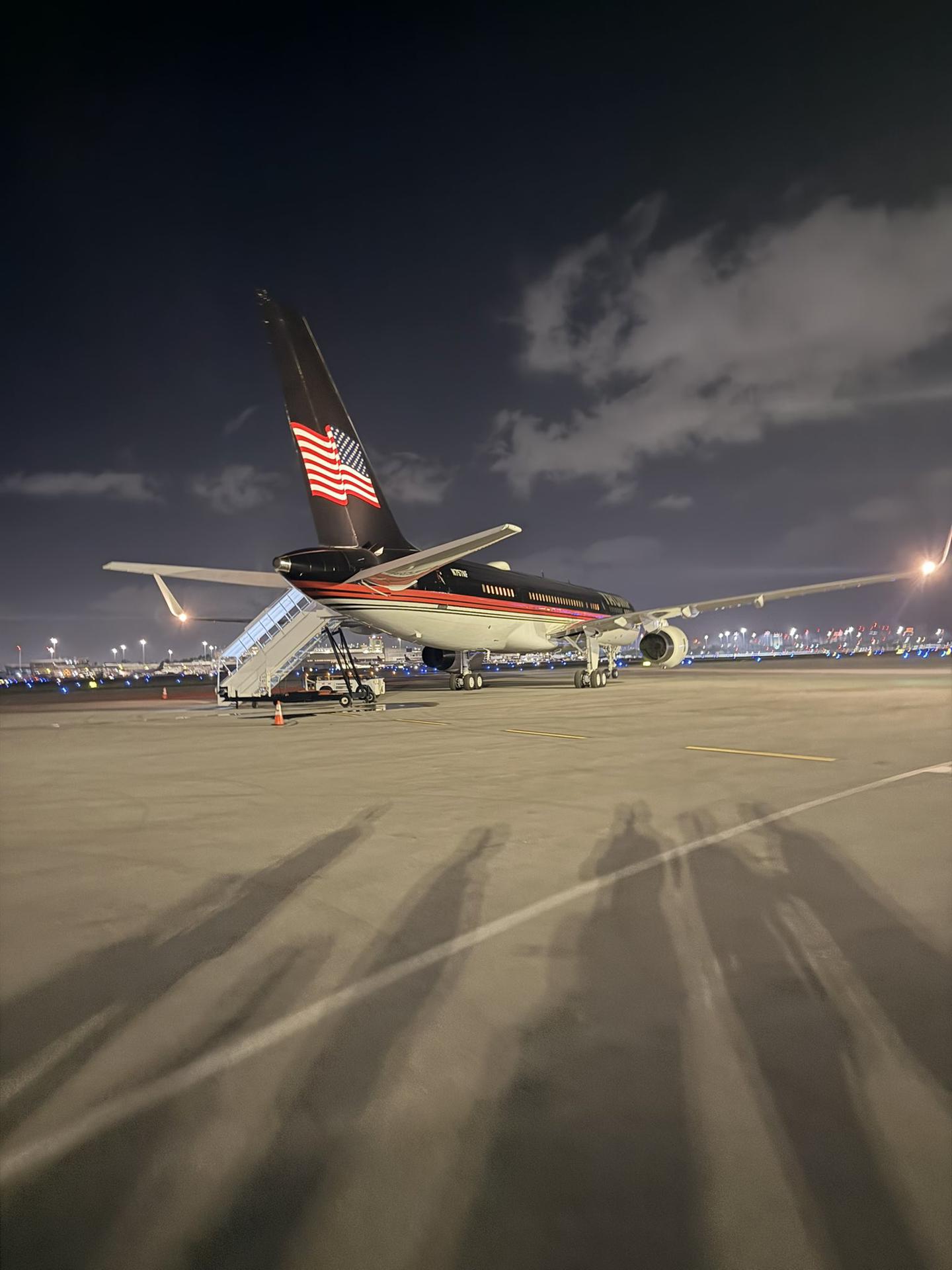 Fotografía divulgada en la cuenta oficial de X @EricTrump de Eric Trump que muestra el Trump Force One aterrizado en la pista del rebautizado Aeropuerto Internacional Presidente Donald J. Trump en Palm Beach, Florida (EE.UU.). EFE/ @EricTrump /SOLO USO EDITORIAL/ NO VENTAS/ SOLO DISPONIBLE PARA ILUSTRAR LA NOTICIA QUE ACOMPAÑA (CRÉDITO OBLIGATORIO)