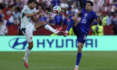 El portugués Ruben Dias (i), en acción frente al croata Igor Matanovic (d), durante el partido disputado por ambas selecciones este jueves, correspondiente a los dieciseisavos de final del Mundial de Estados Unidos, México y Canadá. EFE/ MIGUEL A. LOPES