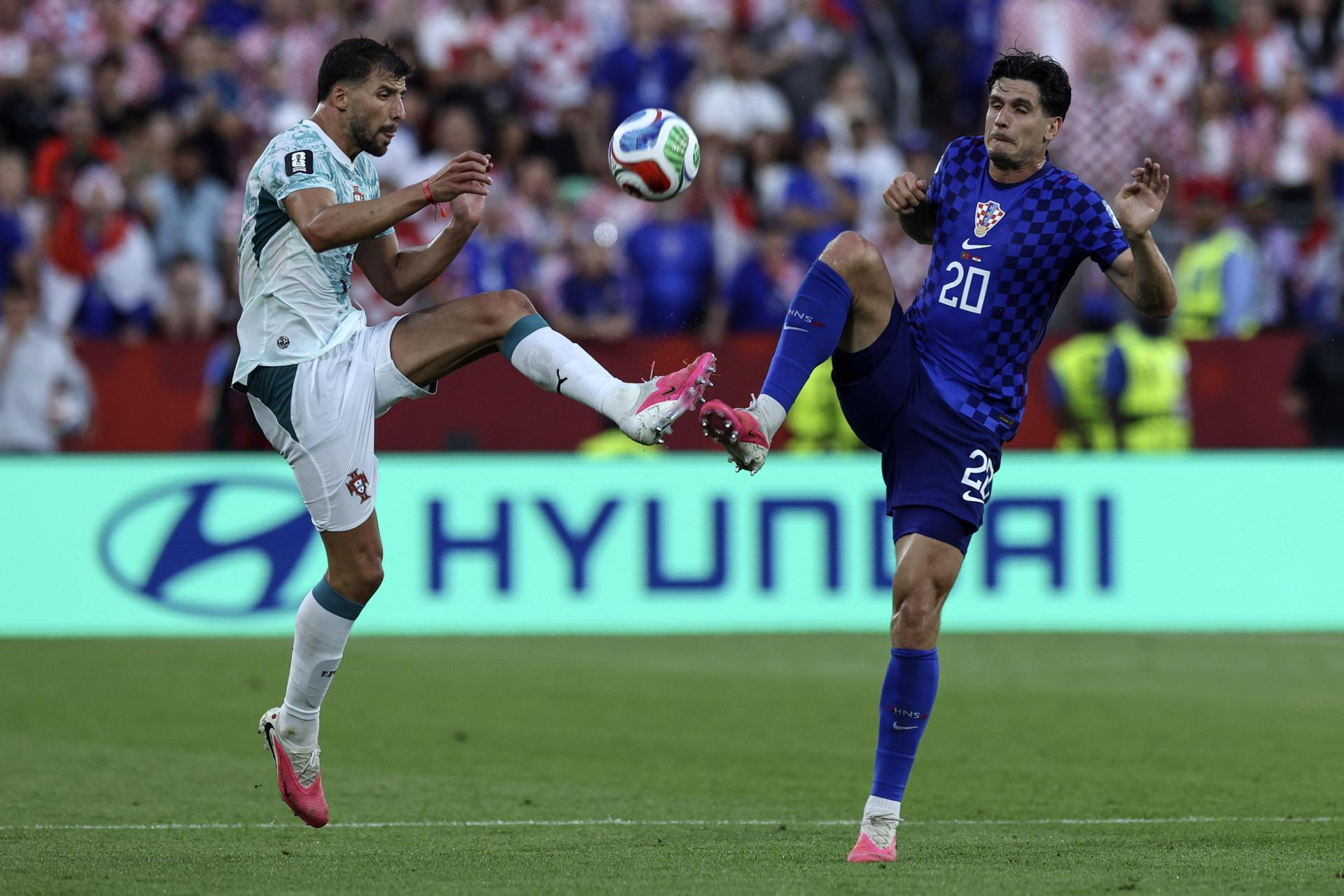 El portugués Ruben Dias (i), en acción frente al croata Igor Matanovic (d), durante el partido disputado por ambas selecciones este jueves, correspondiente a los dieciseisavos de final del Mundial de Estados Unidos, México y Canadá. EFE/ MIGUEL A. LOPES