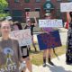 Saco, 13 jul (EFE).- La muerte de una persona durante un operativo del Servicio de Inmigración y Control de Aduanas (ICE) en Biddeford, Maine, desencadenó este lunes protestas en la vecina ciudad de Saco y reavivó el debate sobre el uso de la fuerza por parte de las autoridades migratorias en Estados Unidos.
T:00:26