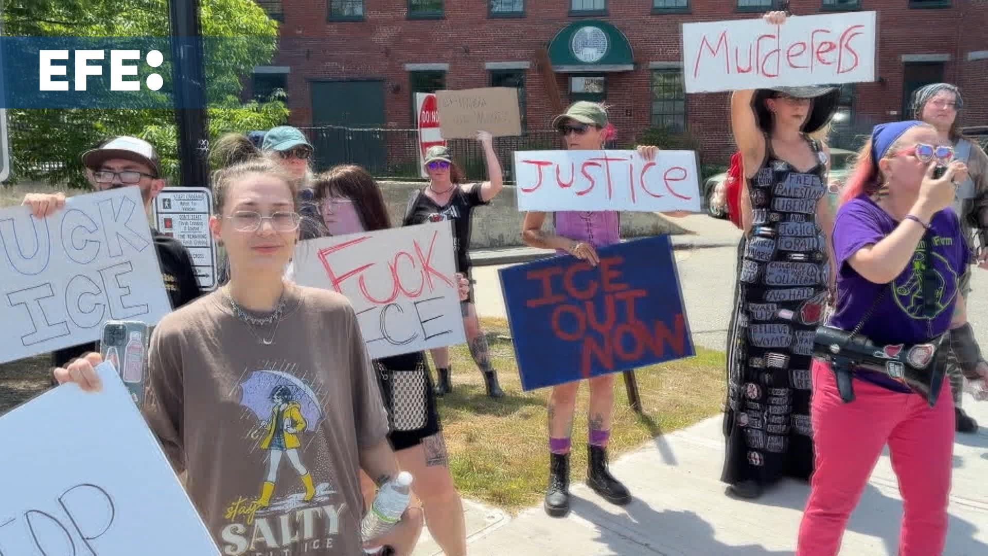 Saco, 13 jul (EFE).- La muerte de una persona durante un operativo del Servicio de Inmigración y Control de Aduanas (ICE) en Biddeford, Maine, desencadenó este lunes protestas en la vecina ciudad de Saco y reavivó el debate sobre el uso de la fuerza por parte de las autoridades migratorias en Estados Unidos.
T:00:26