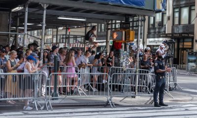Curiosos y representantes de los medios de comunicación intentan ver a los invitados famosos a las afueras del Madison Square Garden antes de la celebración de la boda de Taylor Swift y Travis Kelce en Nueva York, EE.UU. EFE/Olga Fedorova