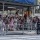 Curiosos y representantes de los medios de comunicación intentan ver a los invitados famosos a las afueras del Madison Square Garden antes de la celebración de la boda de Taylor Swift y Travis Kelce en Nueva York, EE.UU. EFE/Olga Fedorova