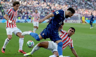 Rayan Cherki (c), de Francia, conduce el balón ante la marca de los paraguayos Matías Galarza (i) y Junior Alonso. EFE/EPA/SARAH YENESEL