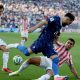 Rayan Cherki (c), de Francia, conduce el balón ante la marca de los paraguayos Matías Galarza (i) y Junior Alonso. EFE/EPA/SARAH YENESEL