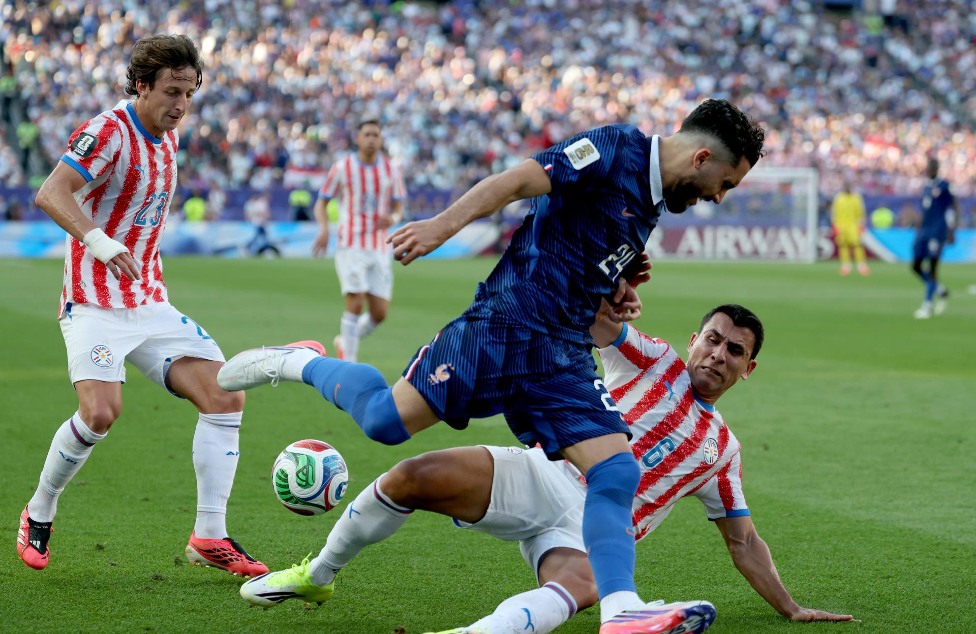 Rayan Cherki (c), de Francia, conduce el balón ante la marca de los paraguayos Matías Galarza (i) y Junior Alonso. EFE/EPA/SARAH YENESEL
