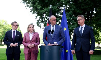 El canciller alemán, Friedrich Merz, en rueda de prensa junto a Philipp Amthor (izquierda), Nina Warken (segunda por la izquierda) y Carsten Linnemann (derecha). EFE/EPA/FILIP SINGER
