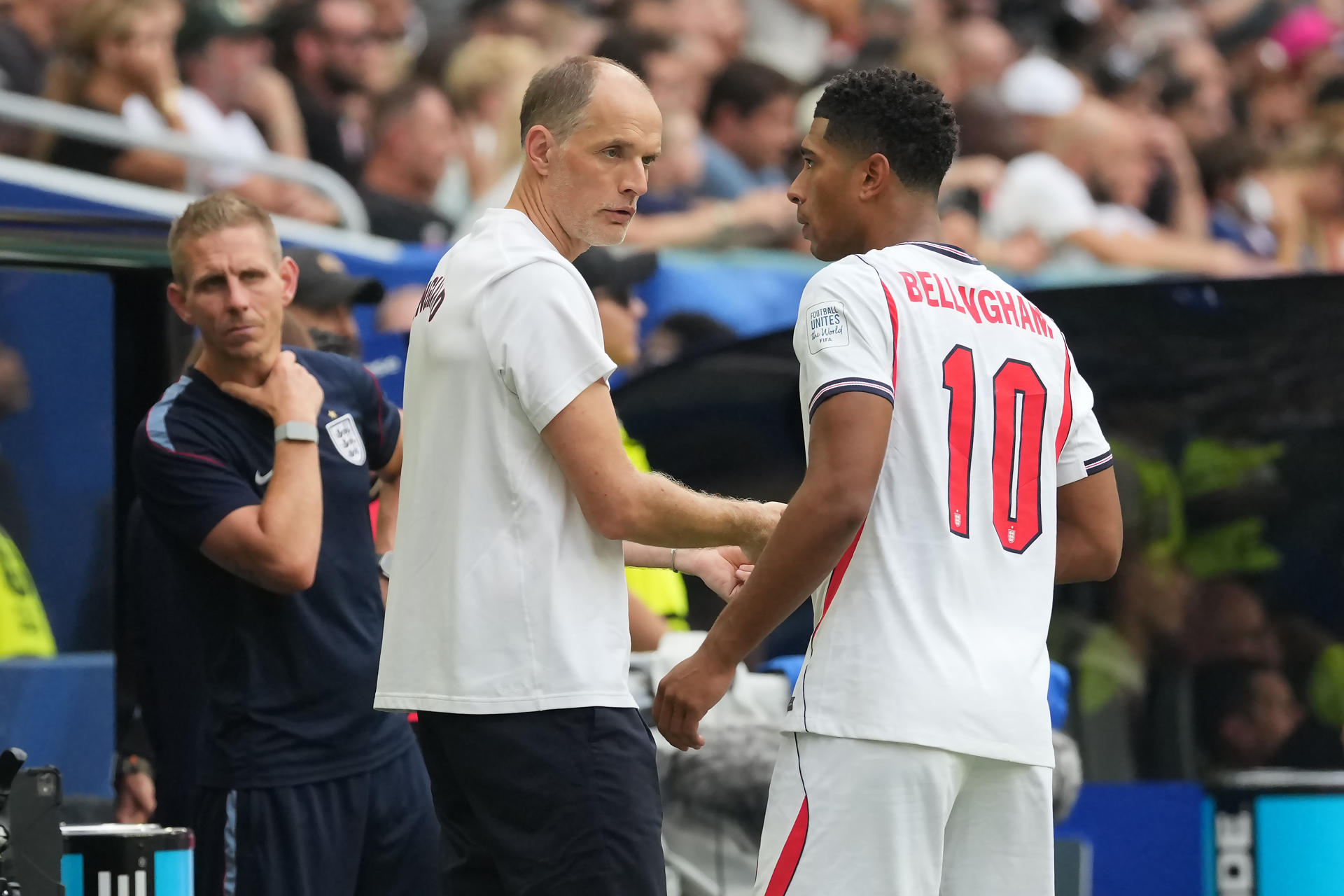 El seleccionador de Inglaterra, Thomas Tuchel (i), reconoció que el tercer puesto conseguido por Inglaterra ante Francia (6-4) es "una cicatriz que no se va", pero lo encuadró como un logro histórico al señalar que es la primera medalla mundialista de los ‘Tres Leones’ desde su único título en 1966. EFE/ Alberto Boal