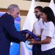 Fotografía cedida por Casa Presidencial de Honduras que muestra al presidente de Honduras, Nasry Asfura (i), entregando una bandera a deportistas que integran la delegación que representará al país en los XXV Juegos Centroamericanos y del Caribe este miércoles, en Tegucigalpa (Honduras). EFE/ Casa Presidencial de Honduras