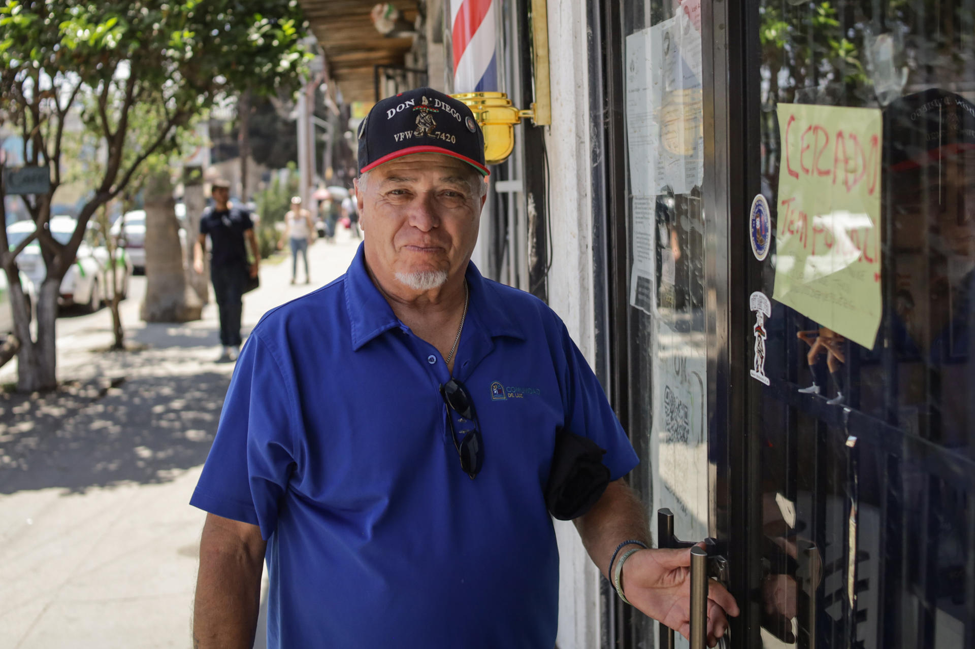 El veterano deportado Robert Vivar, posa durante una entrevista con EFE este lunes, en la ciudad de Tijuana, Baja California (México). EFE/Joebeth Terríquez