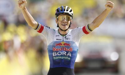 El belga Remco Evenepoel (Red Bull - Bora - Hansgrohe) celebra su victoria mientras cruza la línea de meta en la etapa 15 del Tour de Francia, sobre 183.9 km desde Champagnole a Plateau de Solaison, Francia. EFE/YOAN VALAT