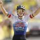 El belga Remco Evenepoel (Red Bull - Bora - Hansgrohe) celebra su victoria mientras cruza la línea de meta en la etapa 15 del Tour de Francia, sobre 183.9 km desde Champagnole a Plateau de Solaison, Francia. EFE/YOAN VALAT