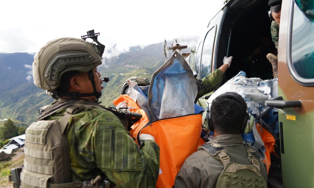 YAHUKIMO (INDONESIA), 03/07/2026.- Fotografía cedida por las Fuerzas Armadas de Indonesia que muestra a integrantes del Ejército indonesio trasladando el cuerpo de un piloto estadounidense que murió en un ataque el jueves contra la avioneta en la que viajaba por parte de un grupo rebelde de la conflictiva región de Papúa. EFE/ Fuerzas Armadas de Indonesia /SOLO USO EDITORIAL NO VENTAS /SOLO DISPONIBLE PARA ILUSTRAR LA NOTICIA QUE ACOMPAÑA (CRÉDITO OBLIGATORIO)