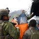 YAHUKIMO (INDONESIA), 03/07/2026.- Fotografía cedida por las Fuerzas Armadas de Indonesia que muestra a integrantes del Ejército indonesio trasladando el cuerpo de un piloto estadounidense que murió en un ataque el jueves contra la avioneta en la que viajaba por parte de un grupo rebelde de la conflictiva región de Papúa. EFE/ Fuerzas Armadas de Indonesia /SOLO USO EDITORIAL NO VENTAS /SOLO DISPONIBLE PARA ILUSTRAR LA NOTICIA QUE ACOMPAÑA (CRÉDITO OBLIGATORIO)