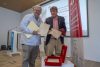 El director del Instituto Cervantes, Luis García Montero y el escritor y secretario de la Fundación Fernando Quiñones, Juan José Téllez, introducen el legado del escritor Fernando Quiñones a la Caja de las Letras este miércoles, en Cádiz (Andalucía). Su gorra marinera, su colgante de hueso de corvina, su agenda y su manuscrito de 'La canción del pirata', en hojas reutilizadas, son algunos de los objetos del legado del escritor gaditano Fernando Quiñones que se guardarán en la Caja de las Letras de la sede del Instituto Cervantes como un tesoro cultural. Al legado de Fernando Quiñones (1930-1998) le ha correspondido la caja número mil de las que se guardan, bajo llaves simbólicas, en la antigua cámara acorazada del banco que hoy es la sede central del Instituto Cervantes en Madrid. EFE/ Román Ríos