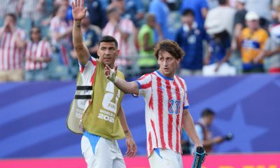 Matías Galarza (d) y Fabián Balbuena de Paraguay, este sábado, tras el partido que enfrentó a su selección con la de Francia, correspondiente a los octavos de final del Mundial de la FIFA 2026 en el estadio de Filadelfia (Estados Unidos). EFE/ Angel Colmenares