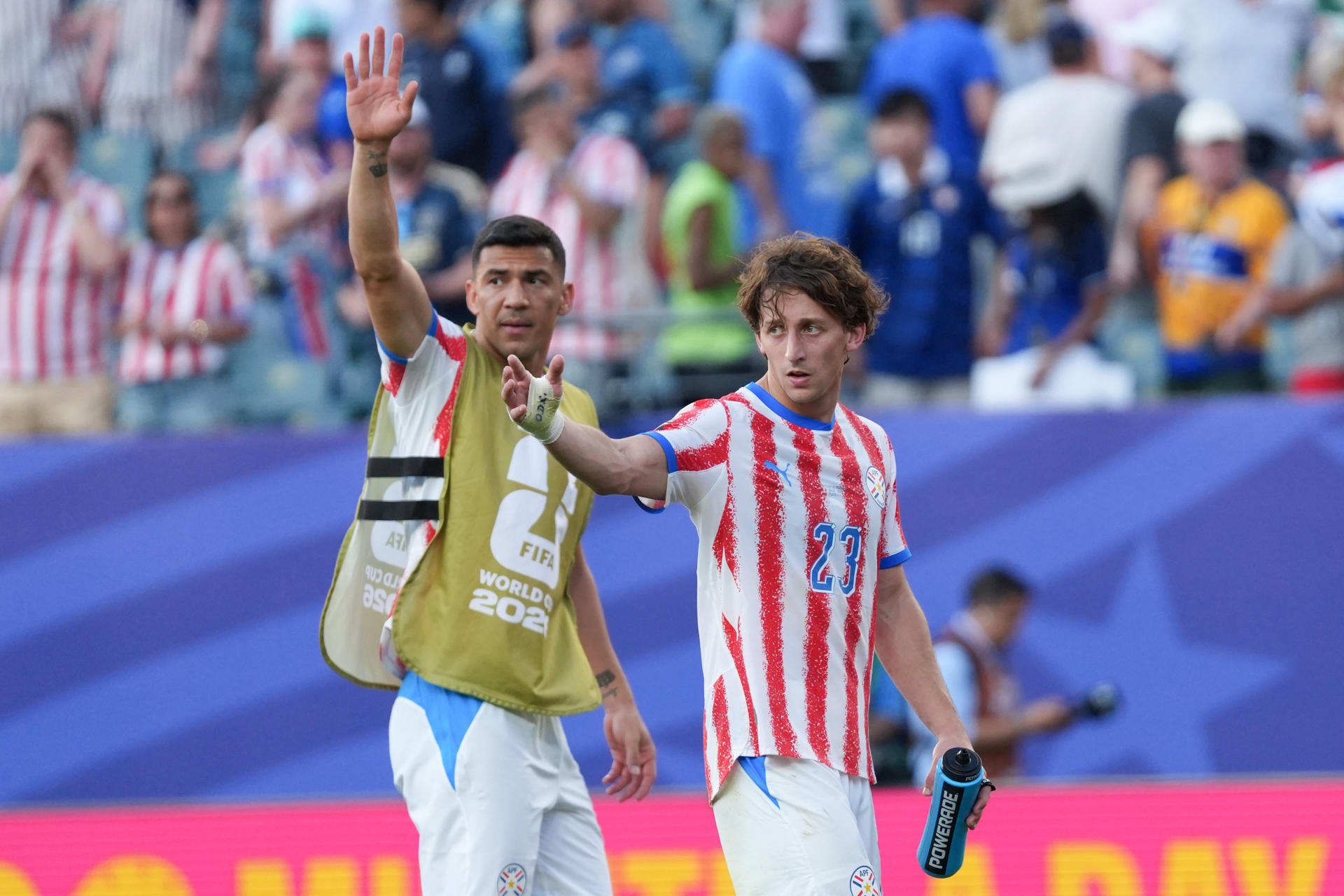 Matías Galarza (d) y Fabián Balbuena de Paraguay, este sábado, tras el partido que enfrentó a su selección con la de Francia, correspondiente a los octavos de final del Mundial de la FIFA 2026 en el estadio de Filadelfia (Estados Unidos). EFE/ Angel Colmenares