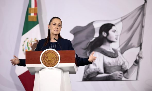 La presidenta de México, Claudia Sheinbaum, habla durante una rueda de prensa, en el Palacio Nacional de Ciudad de México (México). EFE/ José Méndez