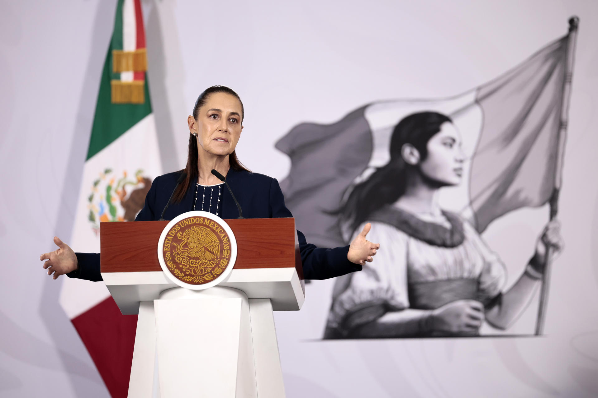 La presidenta de México, Claudia Sheinbaum, habla durante una rueda de prensa, en el Palacio Nacional de Ciudad de México (México). EFE/ José Méndez
