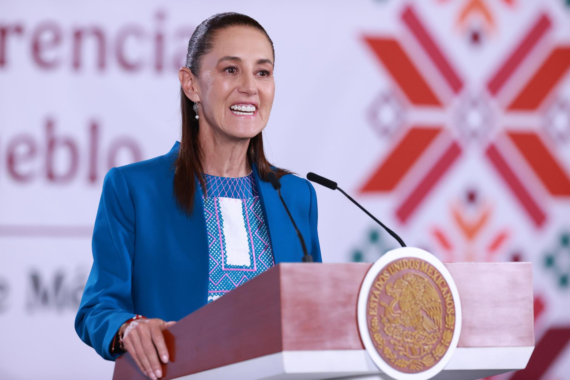 La presidenta de México, Claudia Sheinbaum, habla durante una rueda de prensa en el Palacio Nacional de Ciudad de México (México). EFE/ Mario Guzmán