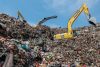 BEKASI (Indonesia), 27/07/2026.- Un recolector de residuos recoge materiales reciclables mientras operan excavadoras para gestionar la basura en el vertedero de Bantar Gebang en Bekasi, Java Occidental, Indonesia, 27 de julio de 2026.
EFE/EPA/MAST IRHAM
