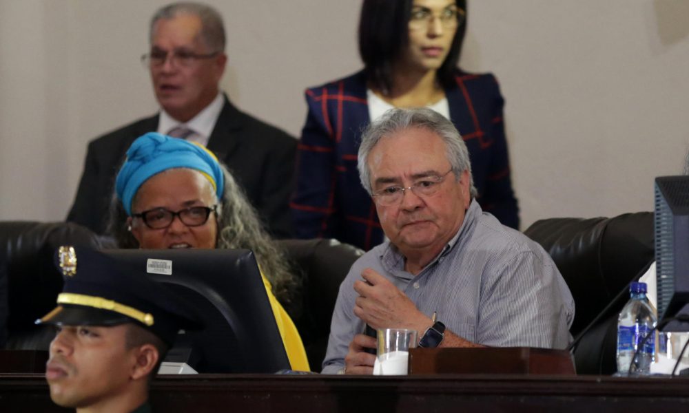 Fotografía de archivo en la que se captó al presidente de la Asamblea Nacional (Parlamento) de Nicaragua, Gustavo Porras (c-d), en Managua (Nicaragua). EFE/Jorge Torres.